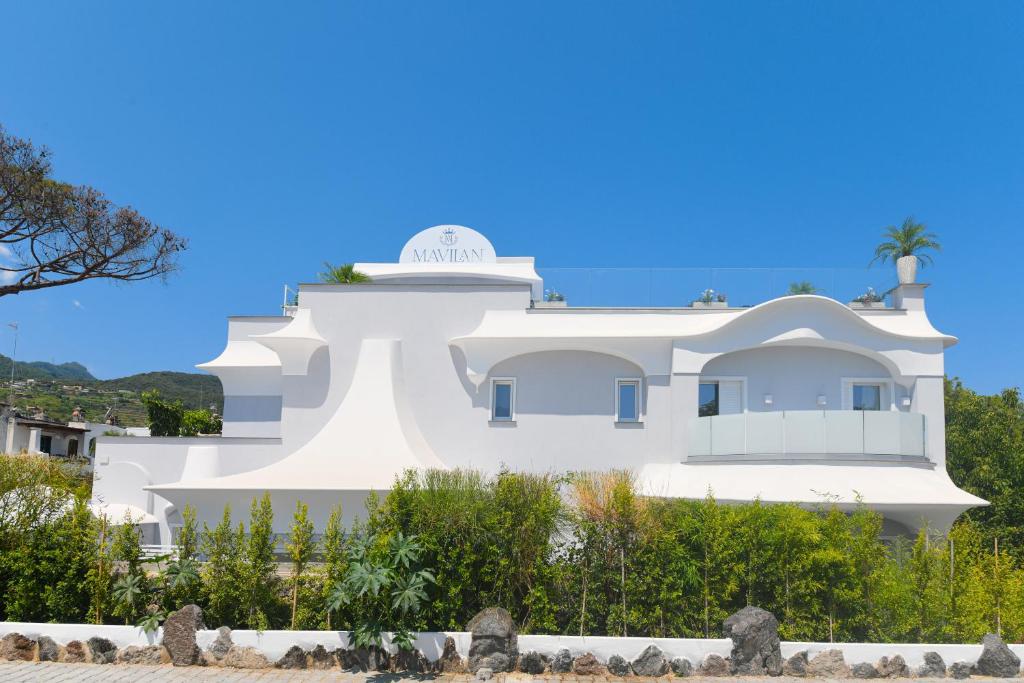 伊斯基亚Ischia Mavilan Luxury Apartments的白色的房子,上面有一个圆顶