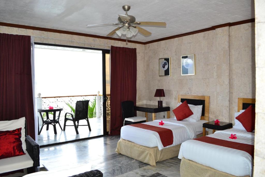 桑坦德亚当度假酒店的酒店客房设有两张床和一个阳台。