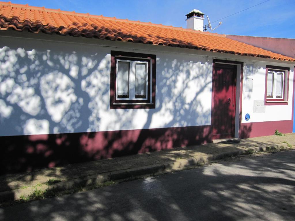 圣特奥托纽Casa Alentejana的白色的房子,有橙色的屋顶和红色的门