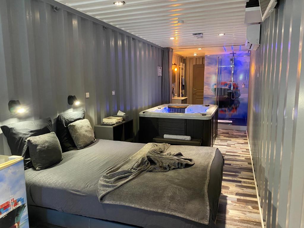 滨海贝尔克Les Docks Insolite & SPA的客房设有两张床和浴缸。
