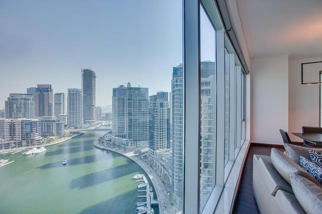 迪拜Marina Promenade, Dubai Marina的客房享有河流和建筑的景致。
