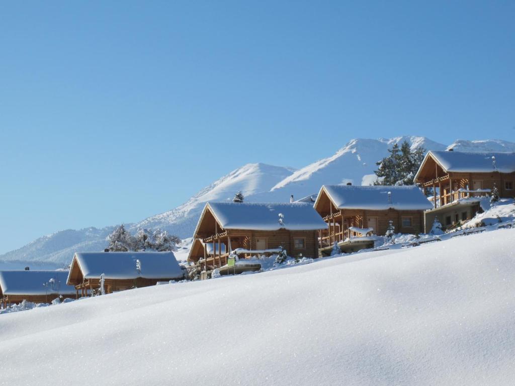 卡托卡拉库林斯Υάδες Mountain Resort的雪覆盖的小屋,位于雪覆盖的山顶上