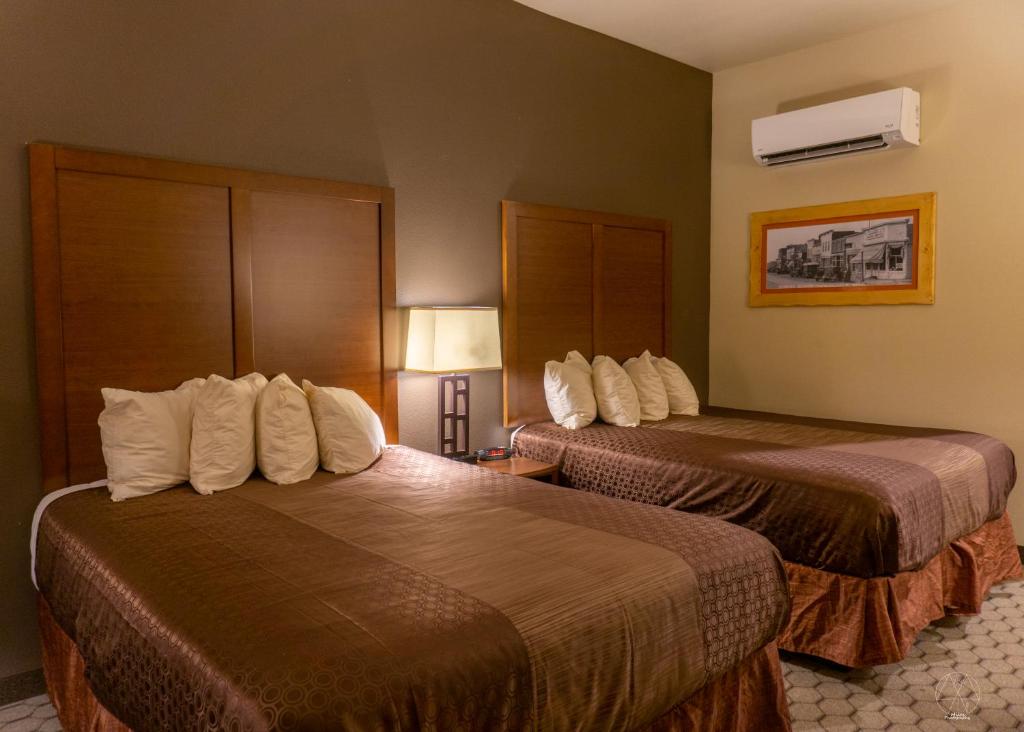 NewcastleNewcastle Lodge & Convention Center的酒店的客房 - 带2张带白色枕头的床