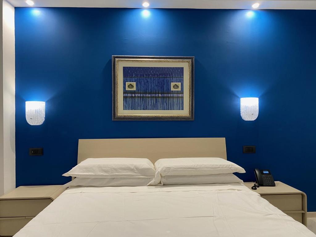 曼达托里乔码头Egò Marine的蓝色的卧室,配有床和蓝色的墙壁