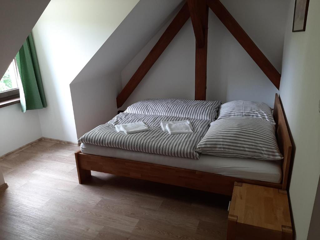 TlumačovUbytování Filipova Hora的一张床上有两个枕头的房间