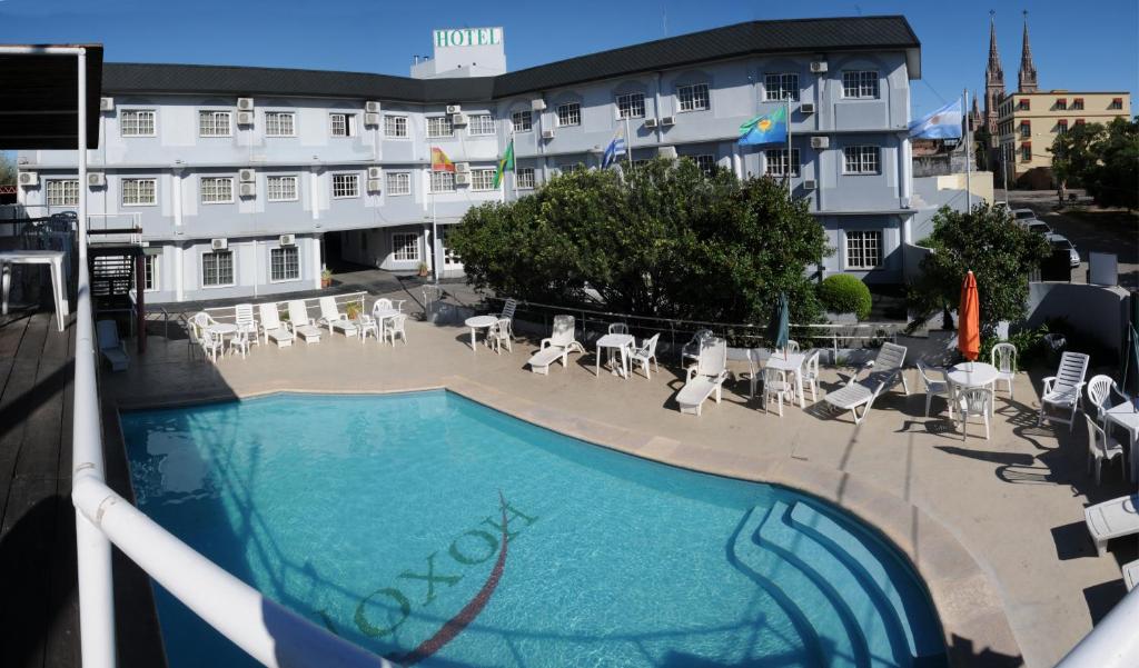 卢汉豪科孙酒店的享有酒店前游泳池的景色