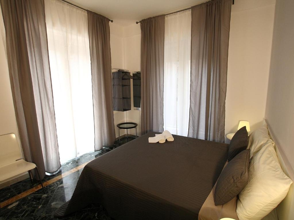巴里Kalefati Palace Loc.Turistica的一间卧室配有一张黑色床,上面有毛巾