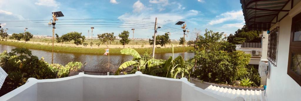 Ban Khlong ThewaBAAN CHANG Guesthouse的从大楼的阳台上可欣赏到河流美景