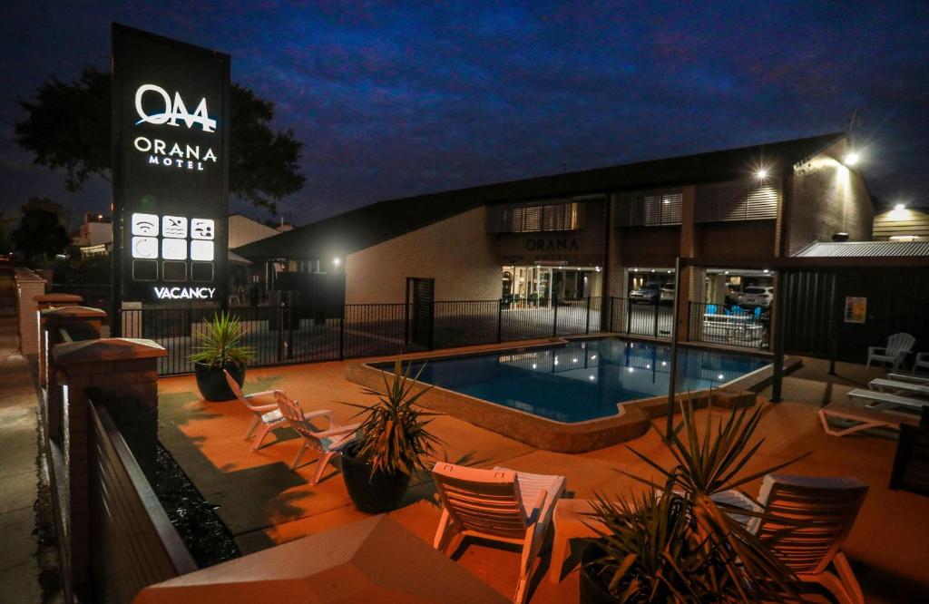达博奥拉娜汽车旅馆的一座游泳池,在晚上在建筑物前