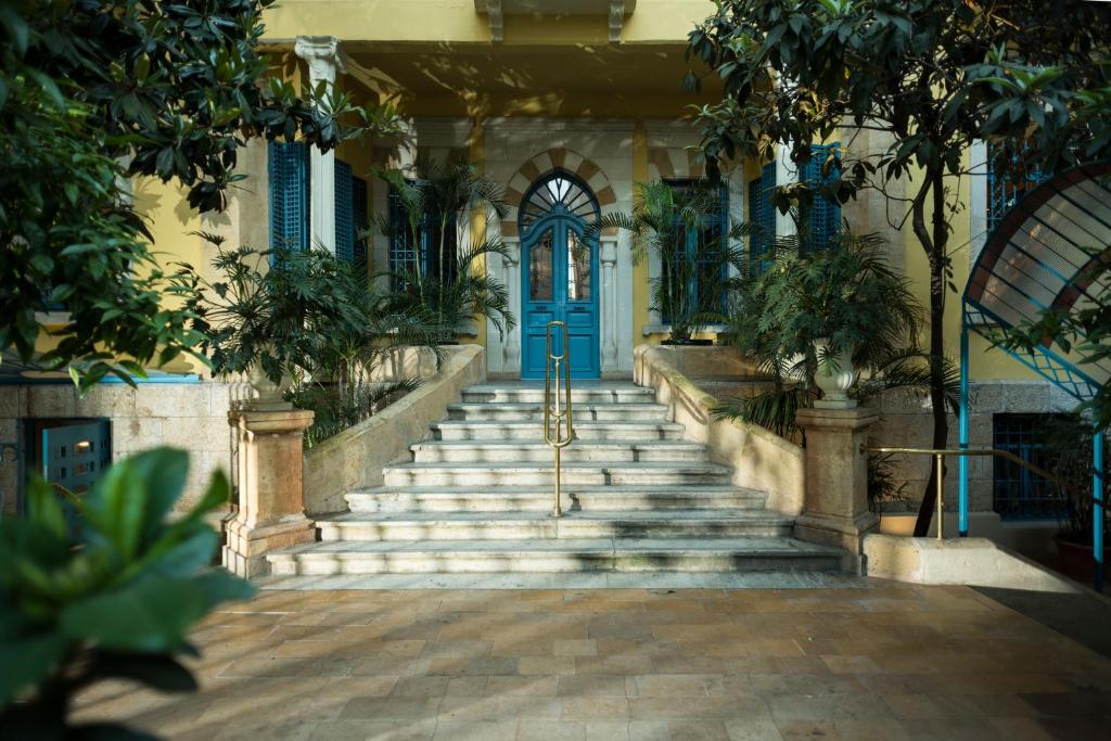 贝鲁特阿尔伯格酒店的一座带蓝色门的楼梯建筑