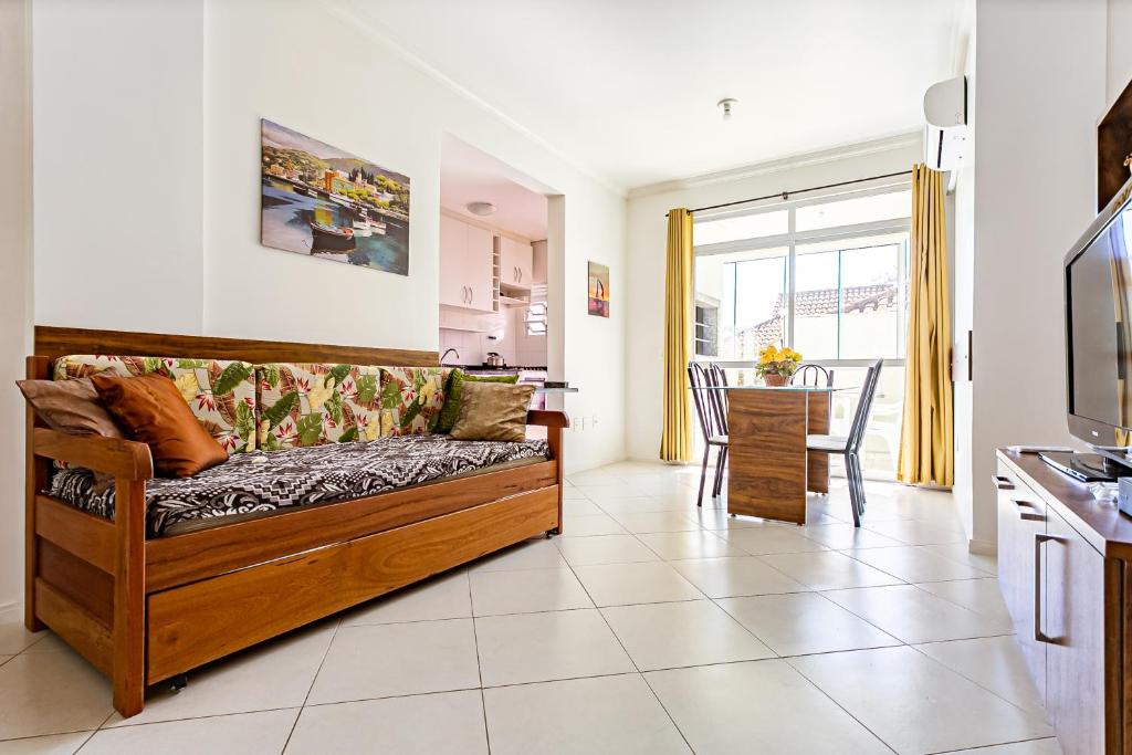 弗洛里亚诺波利斯Apto 2 Suites, Ideal Para famílias, 30m do mar的客厅配有沙发和桌子