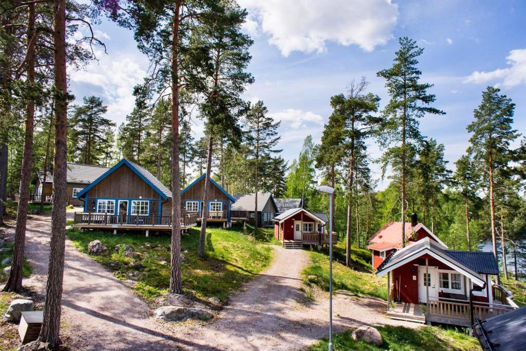 法伦Falun Strandby Främby Udde的树林中的一组小屋
