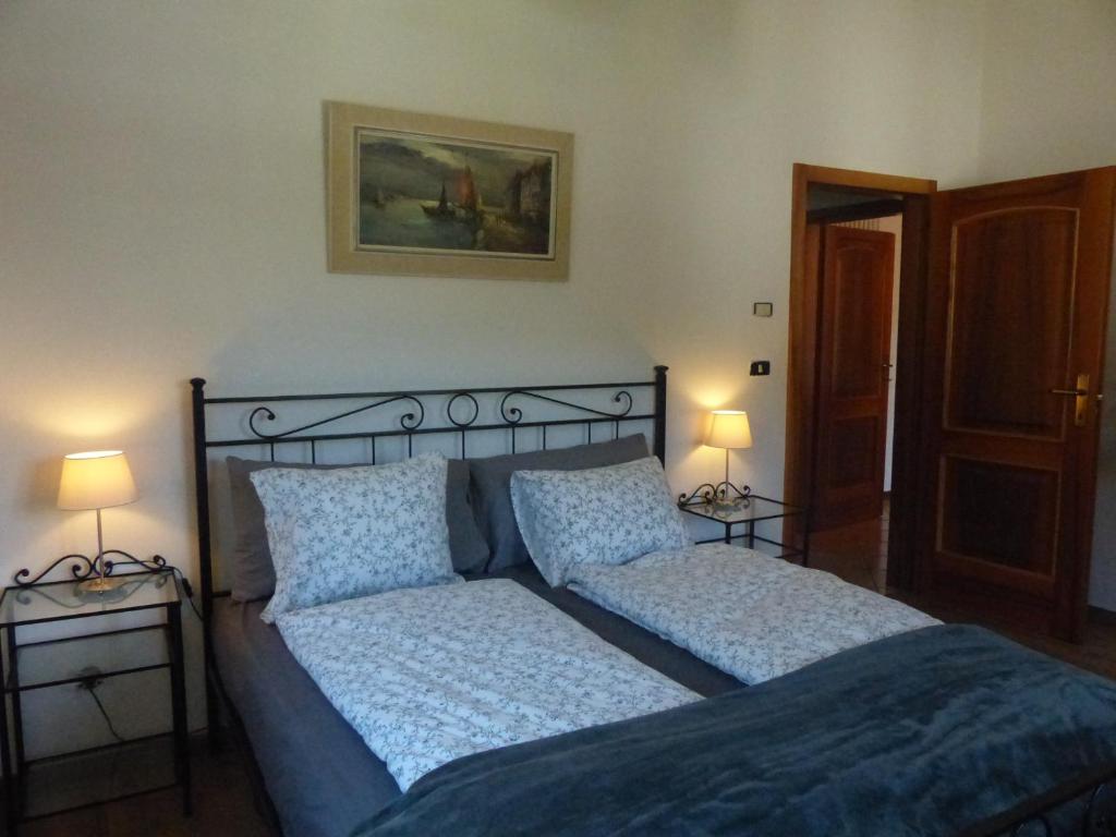 科马诺Appartamento Trentino I的一间卧室配有一张带蓝色床单和枕头的床。