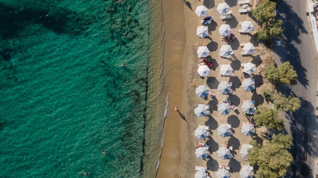 圣安娜纳克索斯Naxian Soul的享有海滩的空中景致,配有遮阳伞和海洋