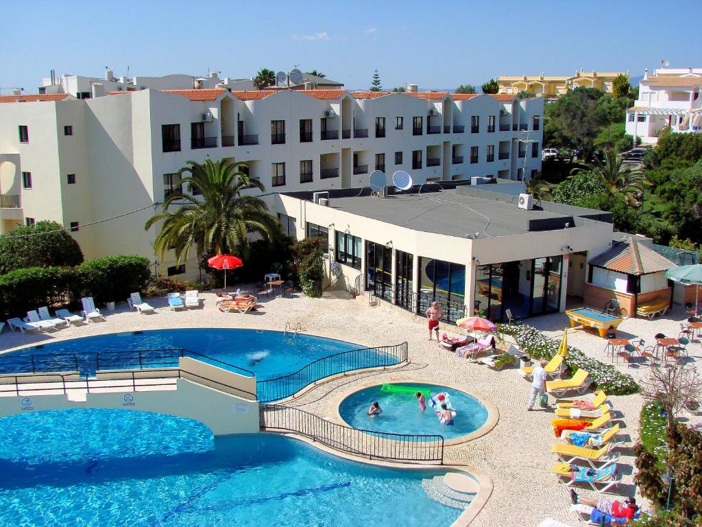 阿尔沃尔Clube Alvorférias的享有酒店空中美景,设有游泳池