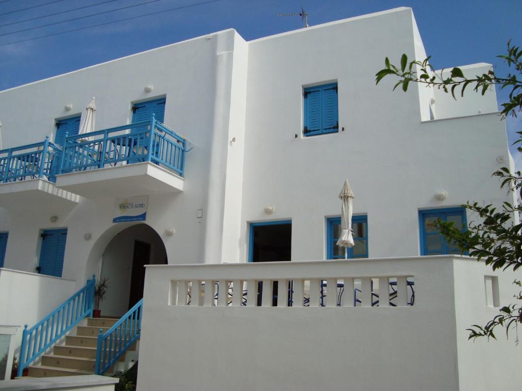圣安娜纳克索斯Vakhos Island的白色的房子,设有蓝色的阳台和楼梯