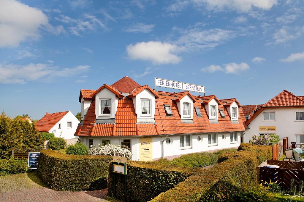 特拉森海德伯恩斯坦佛日恩酒店的白色房子,有橙色屋顶