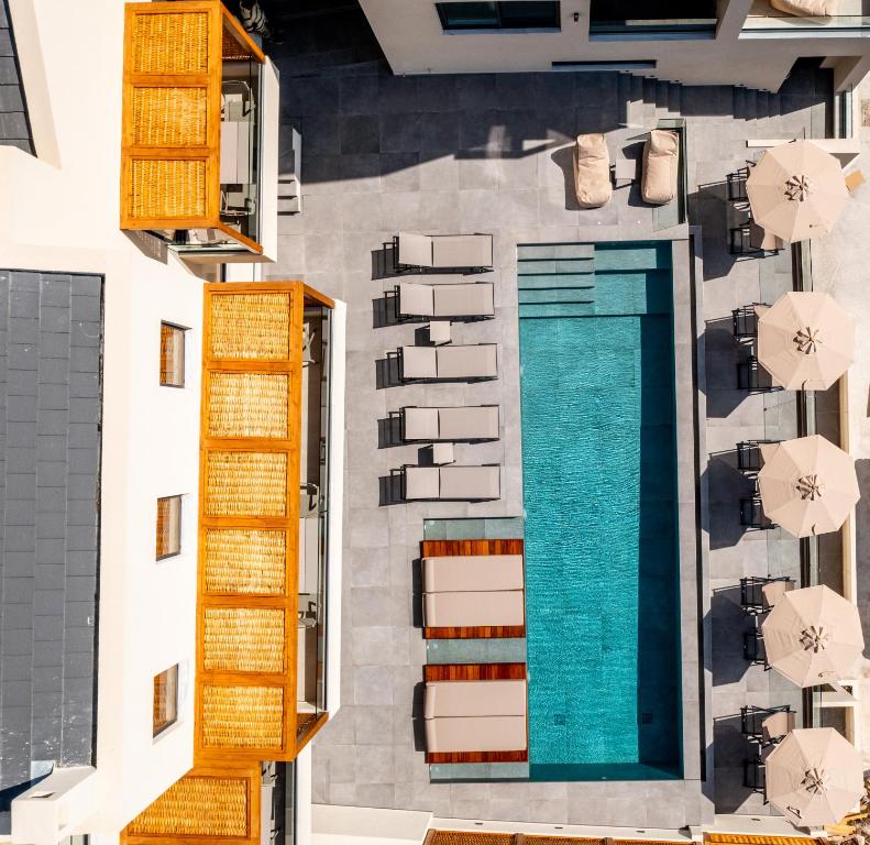 阿尔米洛波塔莫斯Elivia Boutique Suites的享有带游泳池的建筑的空中景致