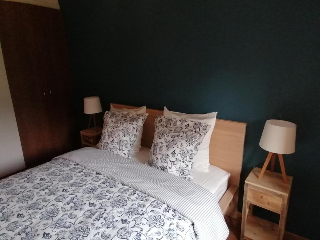 IzelBienvenue en Gaume !的一间卧室配有一张带白色和灰色床单和枕头的床。