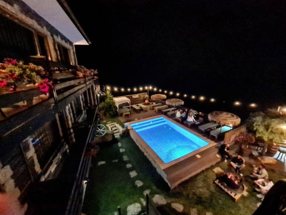 维拉·雷阿尔Muas Guest House的享有游泳池的顶部景色