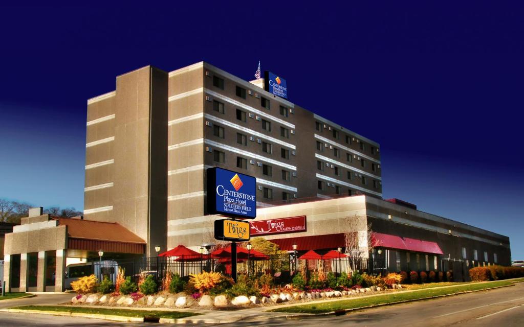 罗切斯特Centerstone Plaza Hotel Soldiers Field - Mayo Clinic Area的前面有标志的酒店大楼