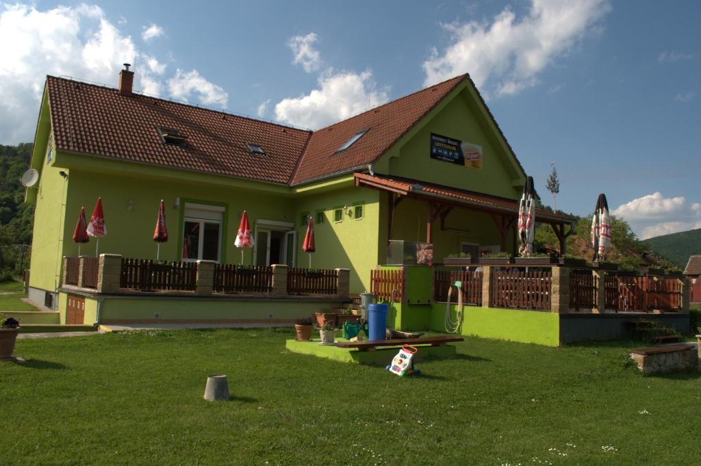 旧图拉Ubytovanie Škulec的前面有院子的黄色房子