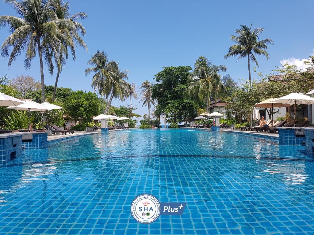 美翰Maehaad Bay Resort - SHA Plus的棕榈树度假村的大型游泳池