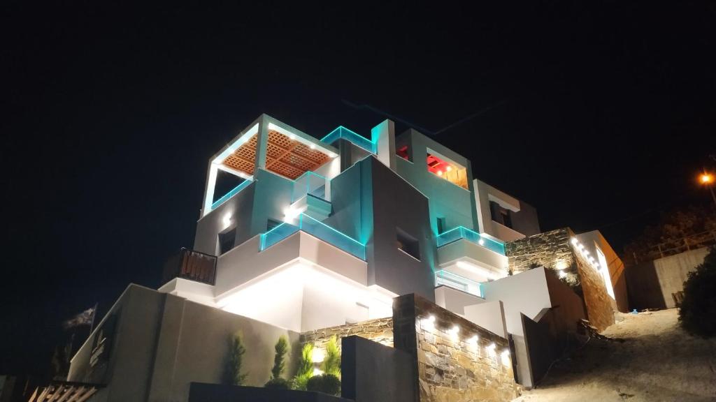 阿基欧斯尼古拉斯Filia's Memories Apartments的一座在晚上设计几何的建筑