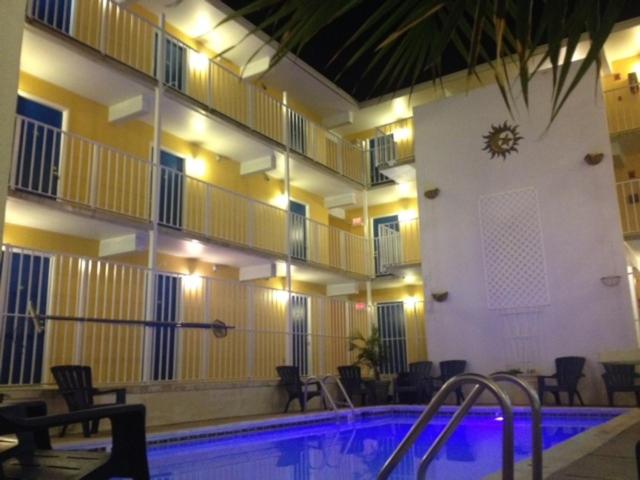 芬威克岛Seaside Inn & Suites的大楼前设有游泳池的酒店