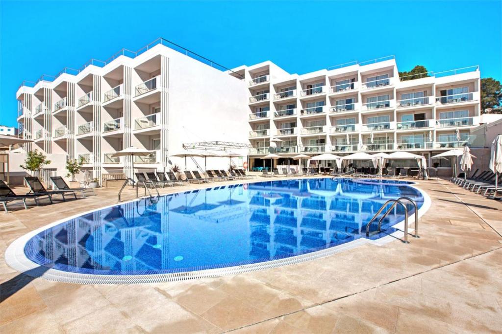 帕格拉Aparthotel y Hotel Paguera Beach的酒店前的游泳池