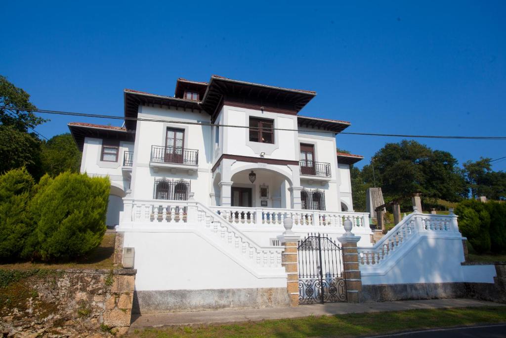 VallobalVilla Victoria的带阳台和门的白色房屋