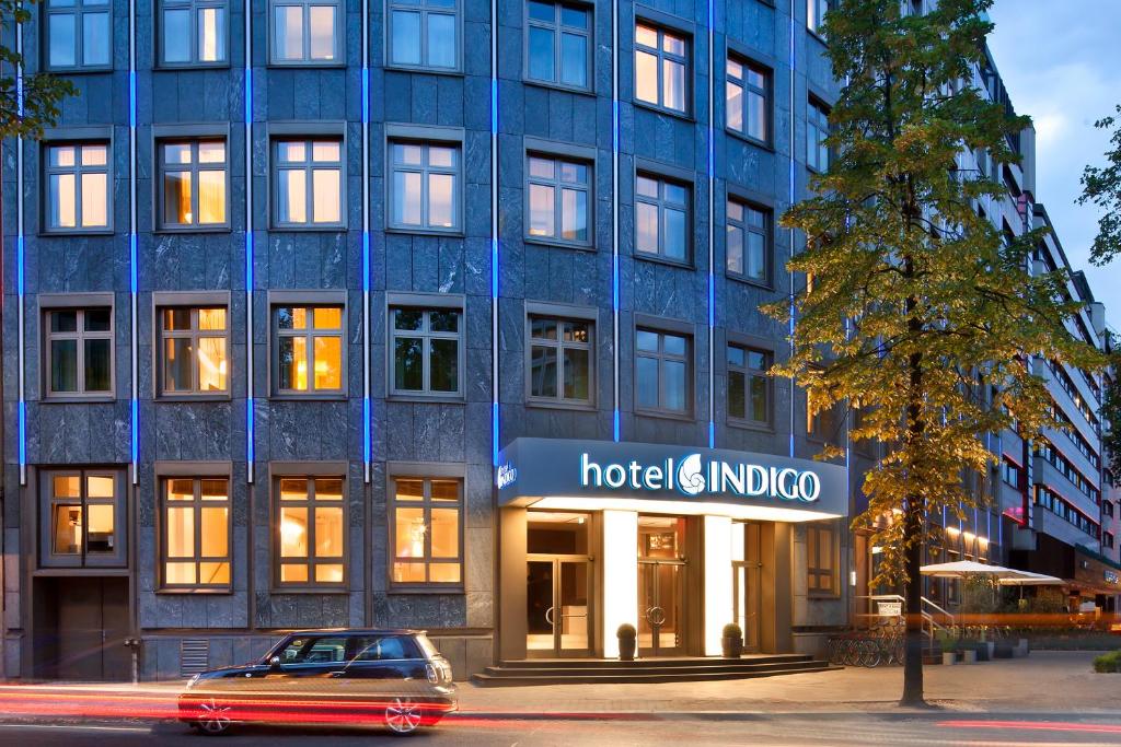 柏林Hotel Indigo Berlin – Ku’damm, an IHG Hotel的停在大楼前的汽车