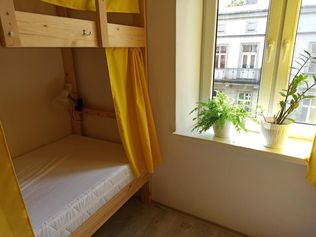 克拉科夫Evergreen Hostel Krakow的小房间设有床和窗户