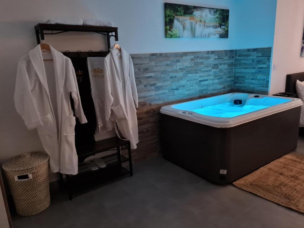 马赛Love room l'escale Castellane的客房内设有带大浴缸的浴室
