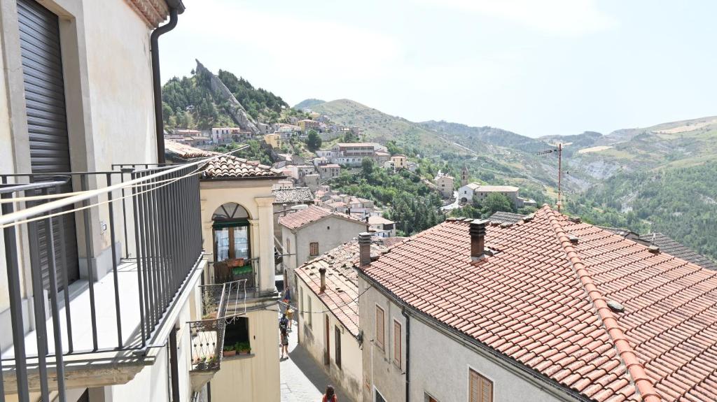 皮耶特拉佩尔托萨B&b La Margherita的享有建筑和山脉的城市美景