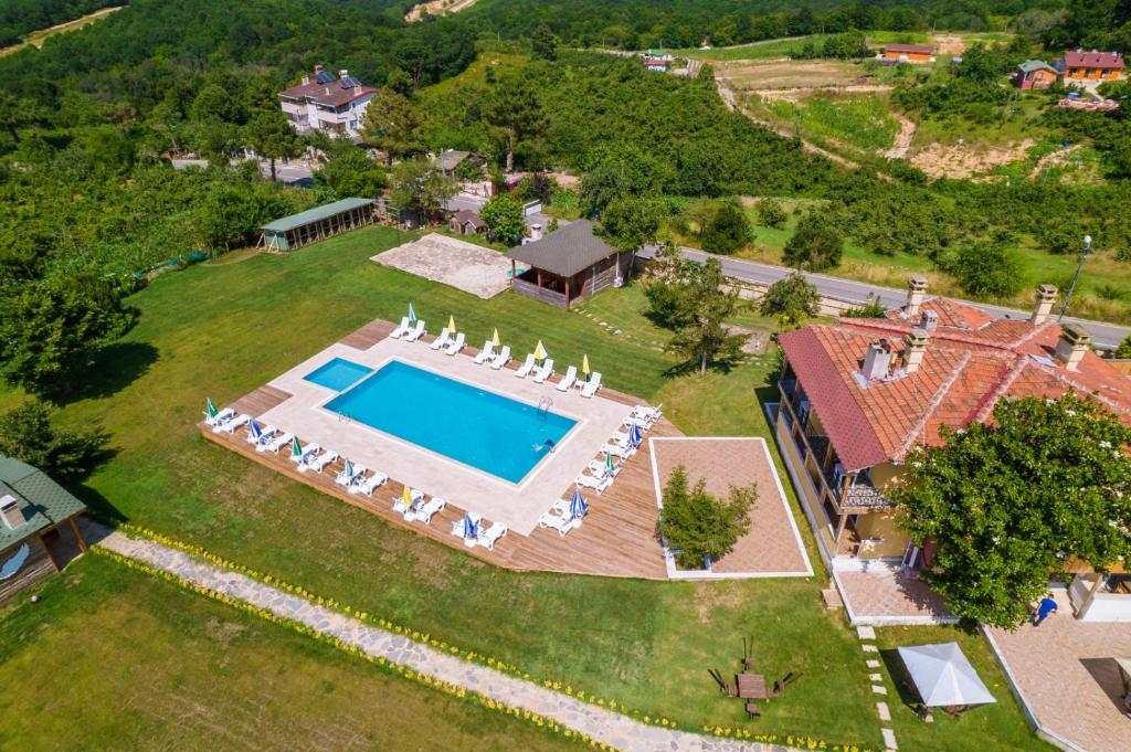 阿瓦Agva Teras Garden Hotel & Bungalow的享有带游泳池的庄园的空中景致
