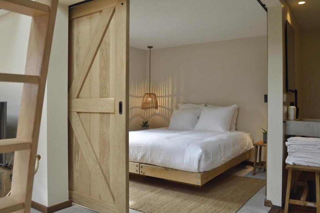比伦Van Heeckeren Apartments & Suites Buren的一间卧室配有床和滑动谷仓门。