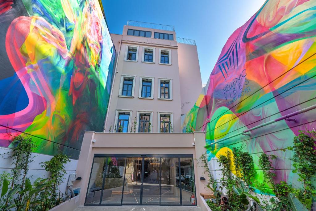 雅典Hellenic Vibes Smart Hotel的一面有壁画的建筑
