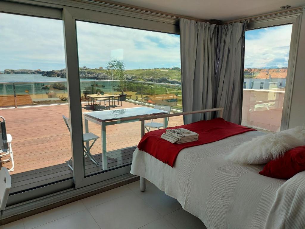 索托德拉马里纳Villa Playa San Juan的一间卧室设有大窗户,享有甲板的景色