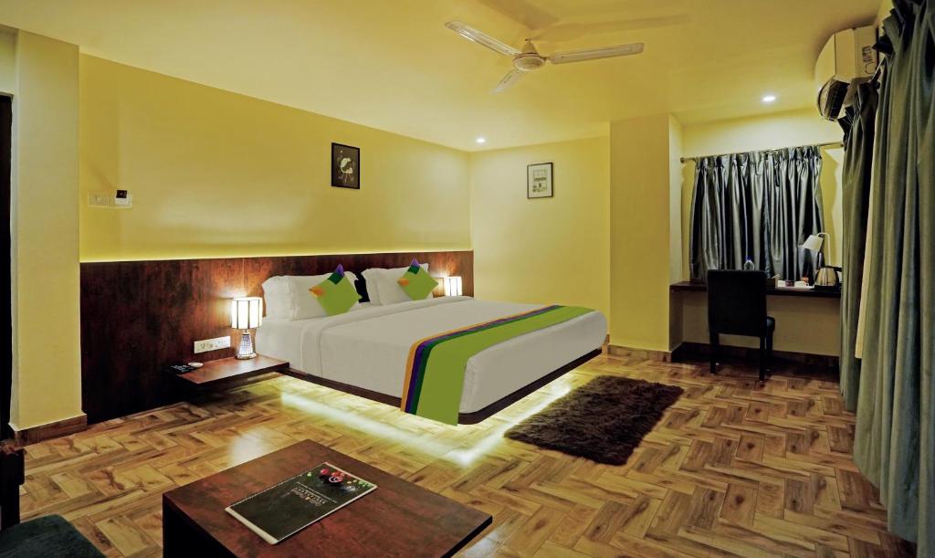布巴内什瓦尔Treebo Trend Golden Nest的配有一张床和一张书桌的酒店客房