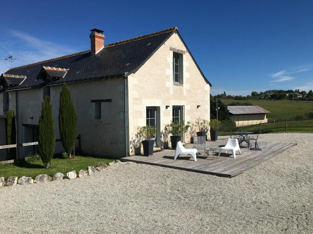 方蒂提斯Les Vallées的房屋设有两把白色椅子和庭院