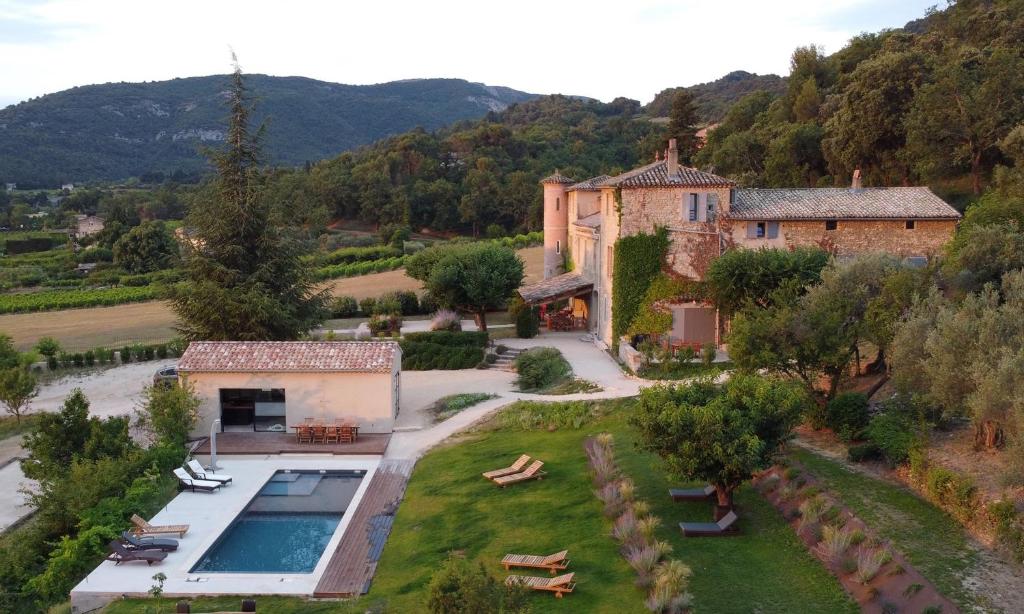 CrestetErmitage Crestet (Ventoux - Provence)的享有带游泳池的别墅的空中景致