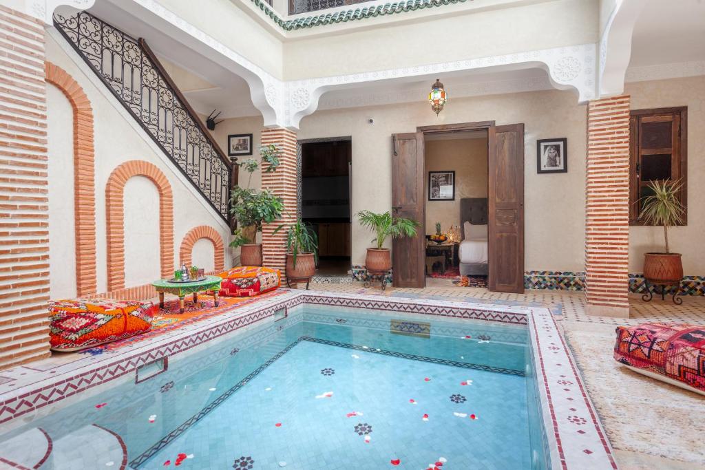 马拉喀什Riad Salman的大型客房的大型游泳池