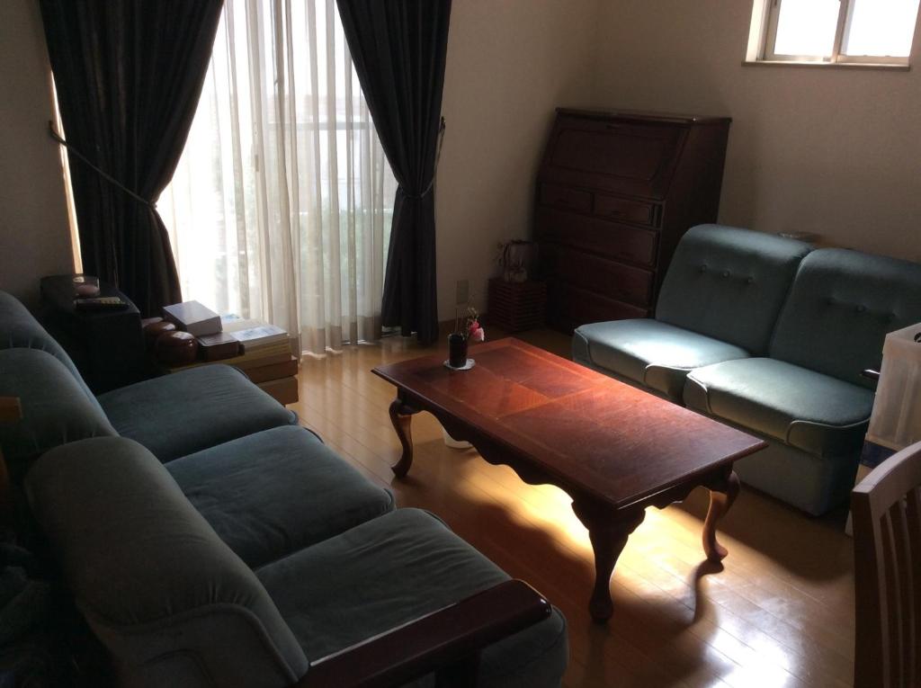 TokaiTokai - House - Vacation STAY 11692的带沙发和咖啡桌的客厅
