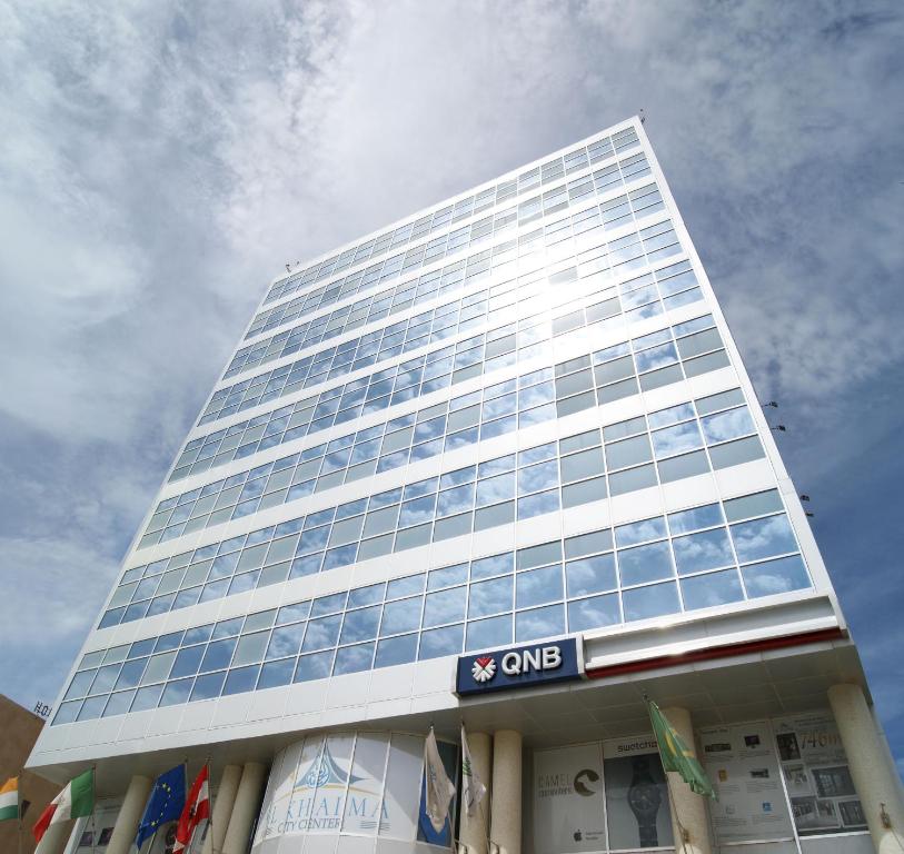 努瓦克肖特阿尔凯马城中心酒店的一座大办公楼,后面有天空