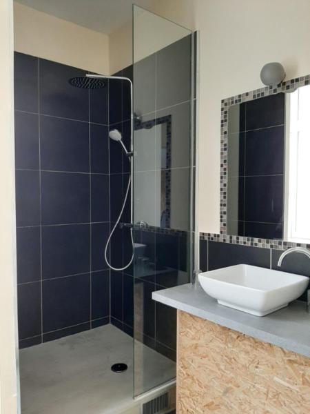 里尔乐维拉30号酒店的浴室配有盥洗盆和带镜子的淋浴