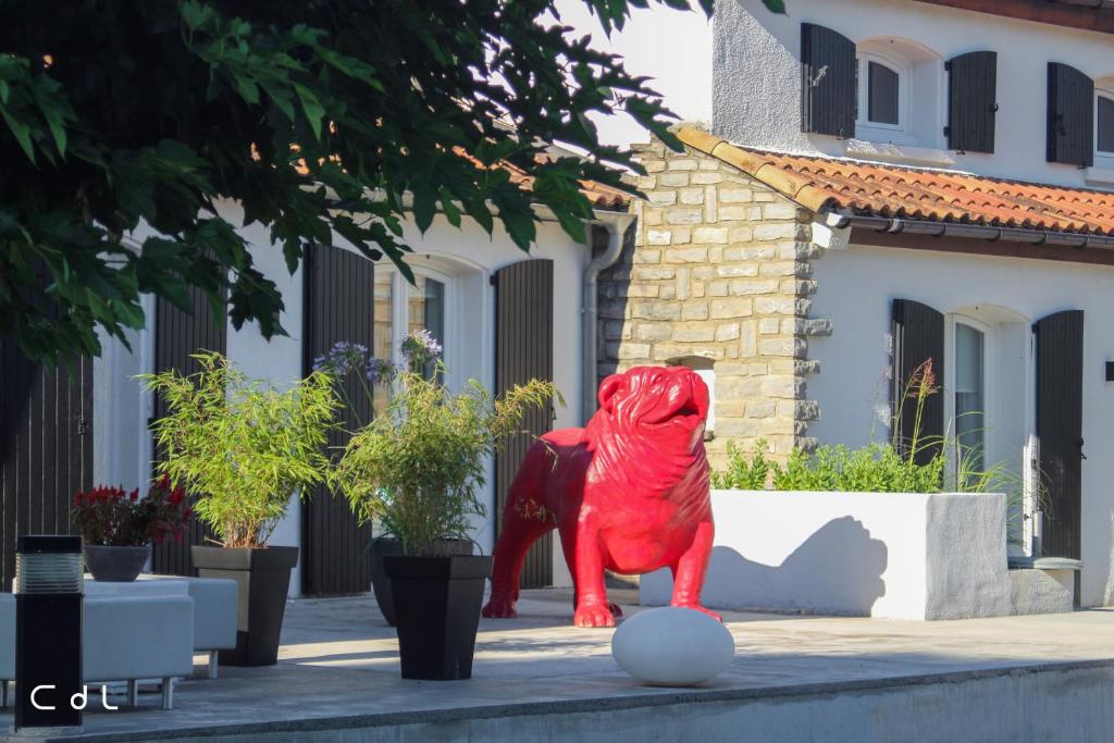 BagardCroissant de Lune的一座建筑前的红狮雕像