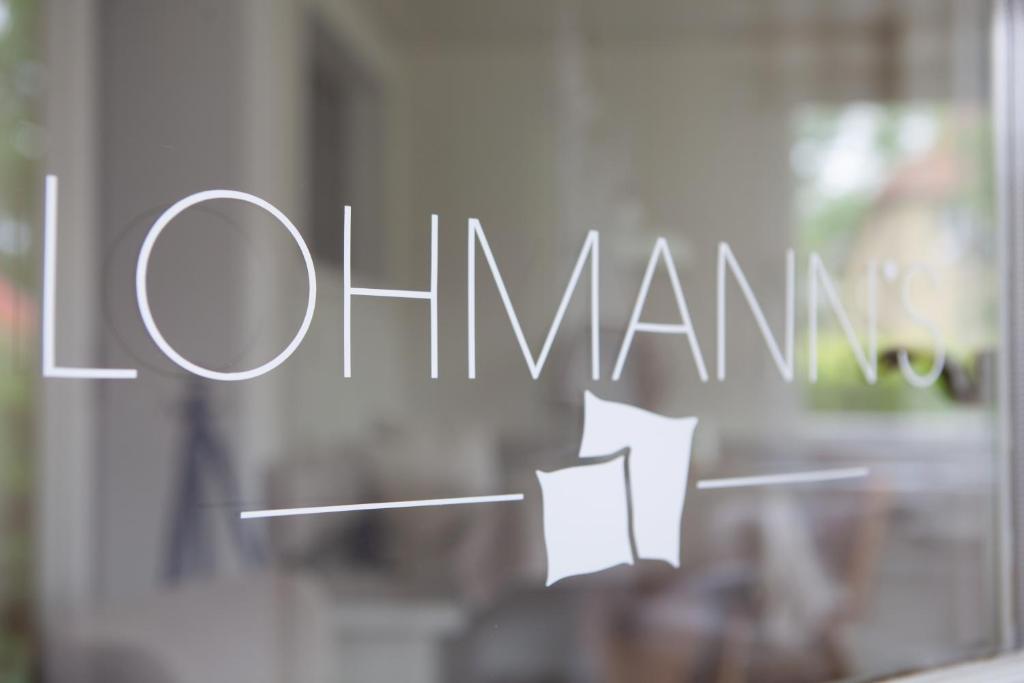 GarstedtLohmann`s的玻璃窗户上写有阿玛的标志