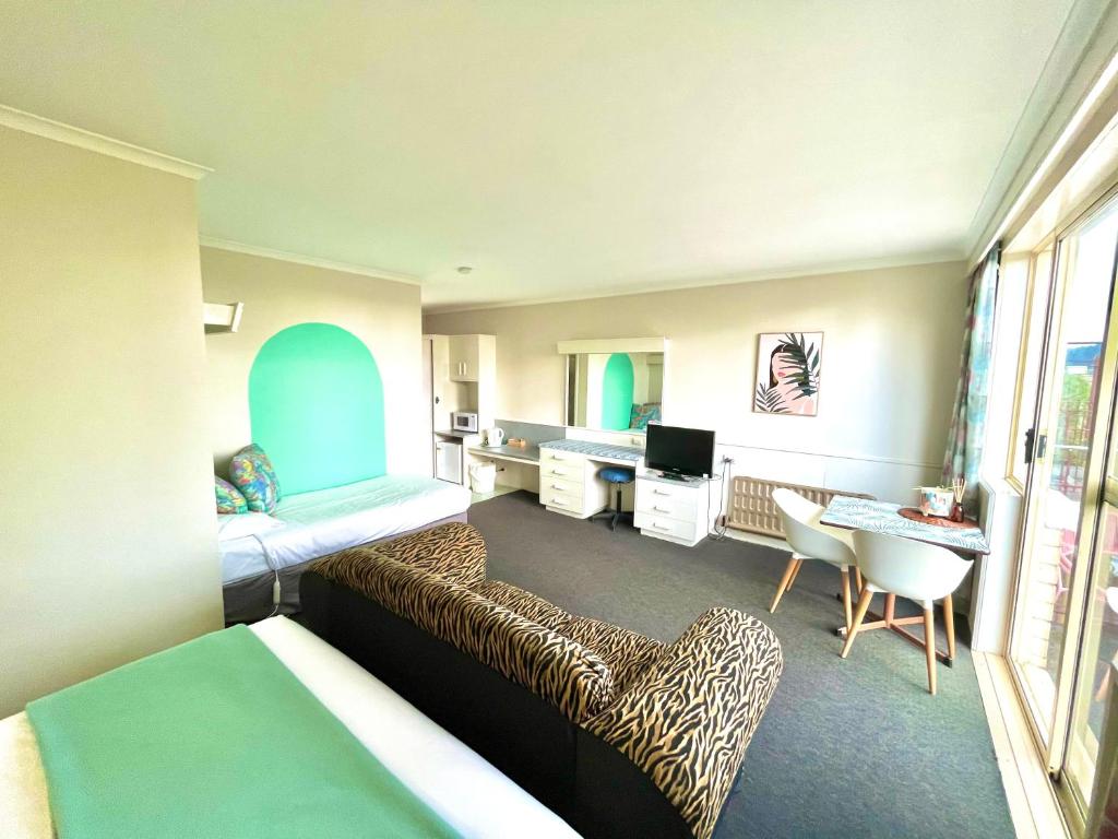 朗塞斯顿柏丽汽车旅馆 的客房设有一张床、一张桌子和一台电脑