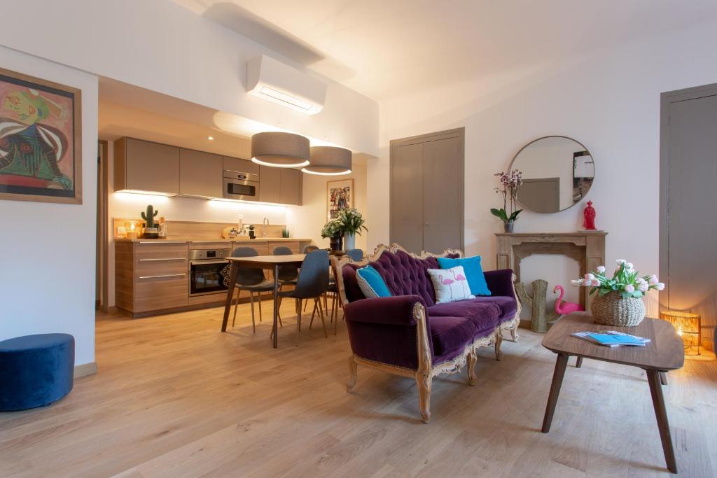 阿尔勒Duplex Flamingo, l'Hauture, Arles的客厅配有沙发和桌子